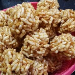 A picture of Kurmura ladoo.