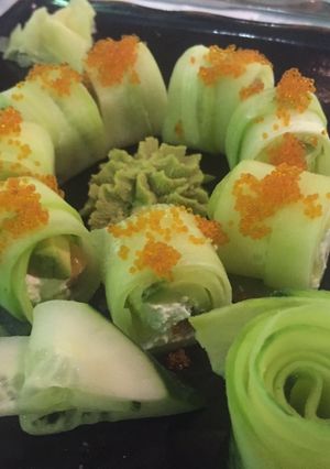 Una foto de Rollitos de 🥒 pepino, 🥑 aguacate y queso 🧀 feta