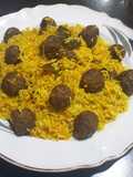 أرز بالكركم مع كرات اللحم