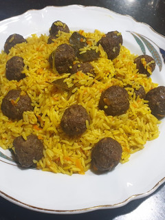 صورة لوصفة أرز بالكركم مع كرات اللحم
