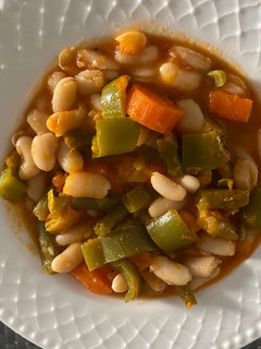 Una foto de Alubias con verduras