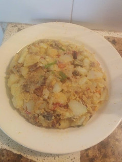 Una foto de Tortilla de papa y cebolla, chorizo