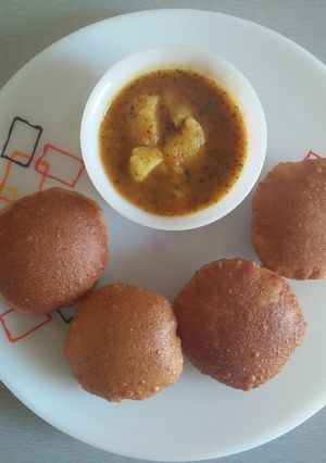 A picture of Kachori-sabji.