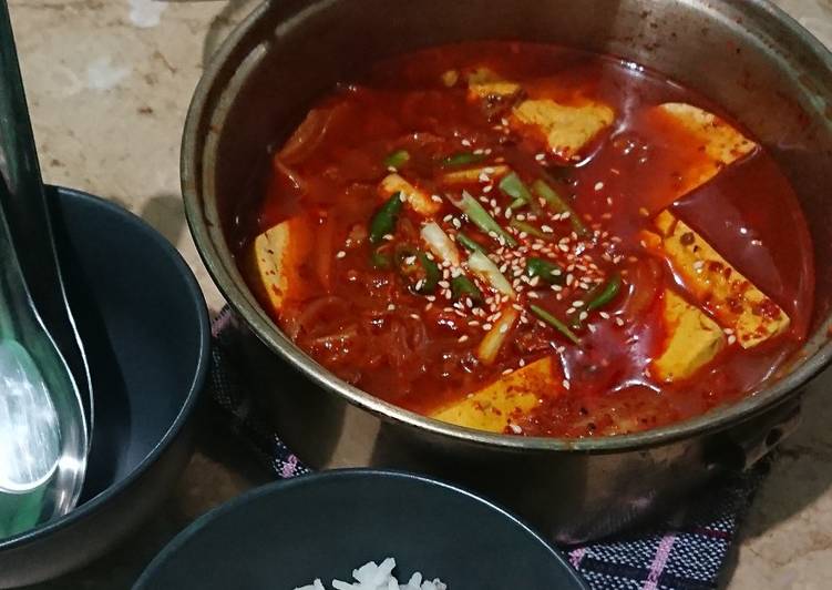 Cara Mudah Menyiapkan Kimchi Jjigae Enak dan Antiribet
