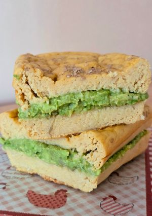 Una foto de Sanguchito de palta al limón 🥑 🍋 en pancito proteico de garbanzos y huevo 🥫sin harina, sin gluten 🥪