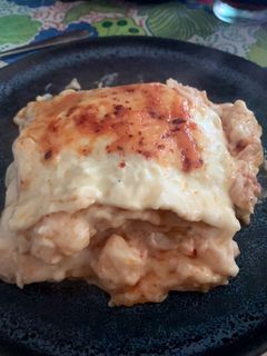 Una foto de Lasaña de Gambón al ajillo con bechamel y parmesano