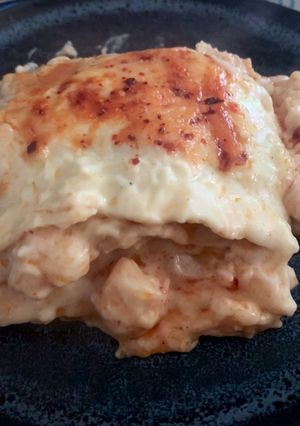 Una foto de Lasaña de Gambón al ajillo con bechamel y parmesano