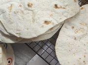 Una foto di piadina con strutto