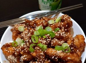 Une photo de Poulet frit à la coréenne Dakgangjeong 닭강정 Recette coréenne