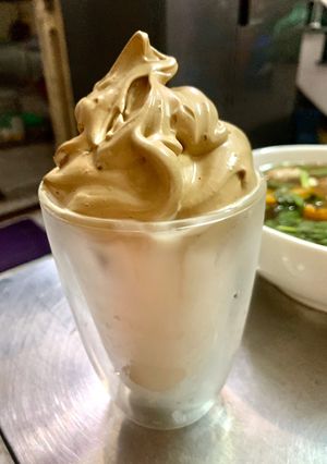 Hình của món Dalgona coffee.