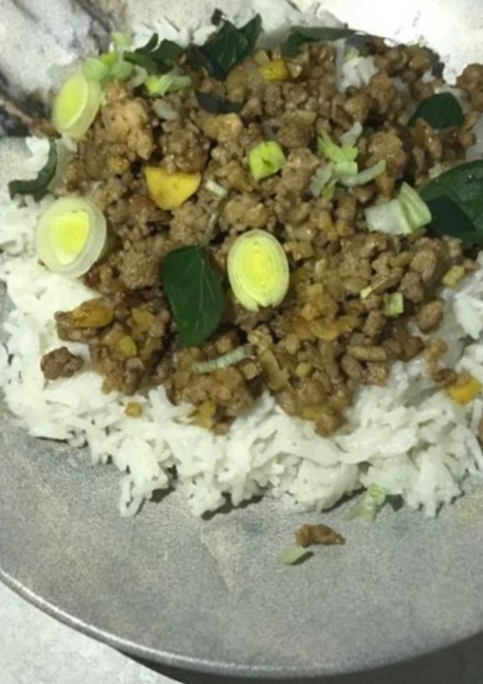 Una foto de Cerdo con lima y jengibre + arroz 🍚