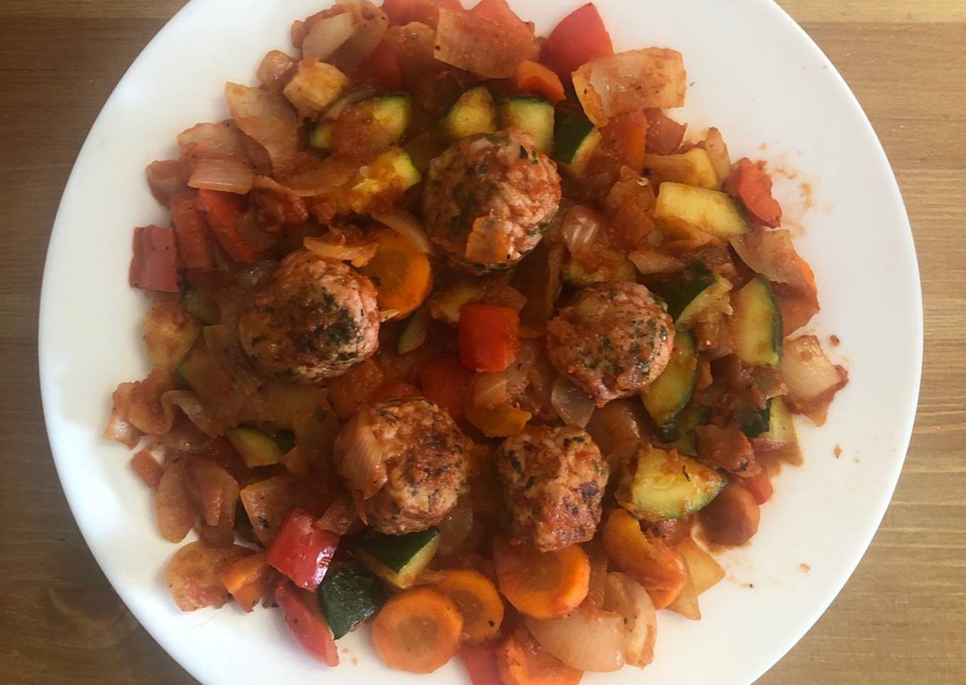 Verduras a la plancha con albóndigas de pavo y tomate triturado