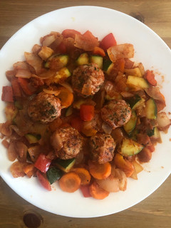 Una foto de Verduras a la plancha con albóndigas de pavo y tomate triturado