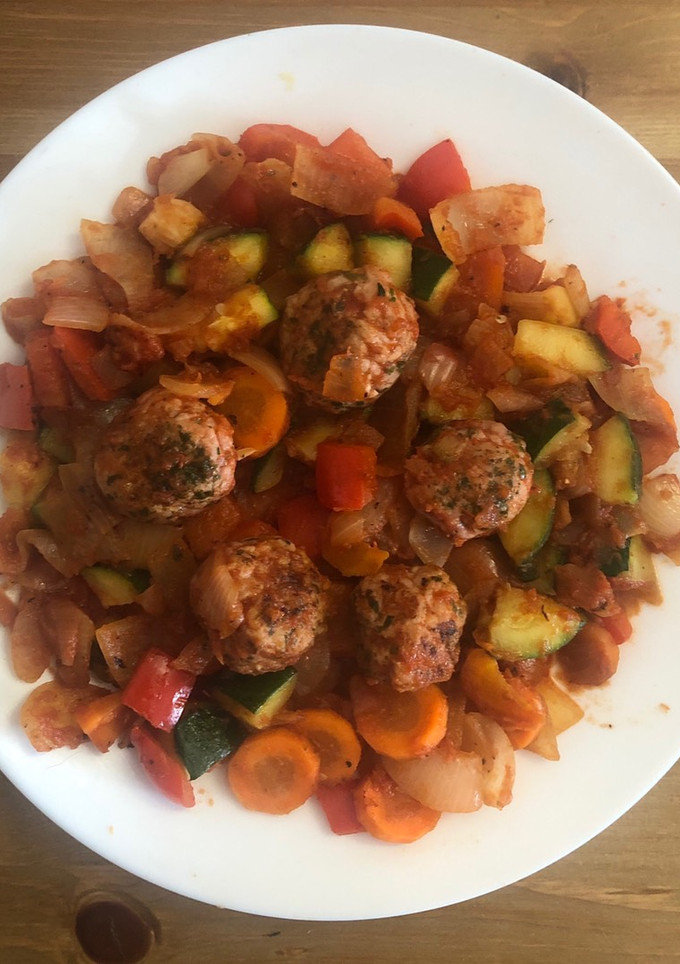 Una foto de Verduras a la plancha con albóndigas de pavo y tomate triturado