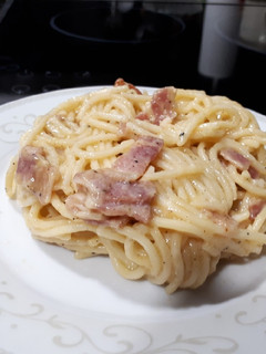 Una foto de Espaguetis a la carbonara estilo mío