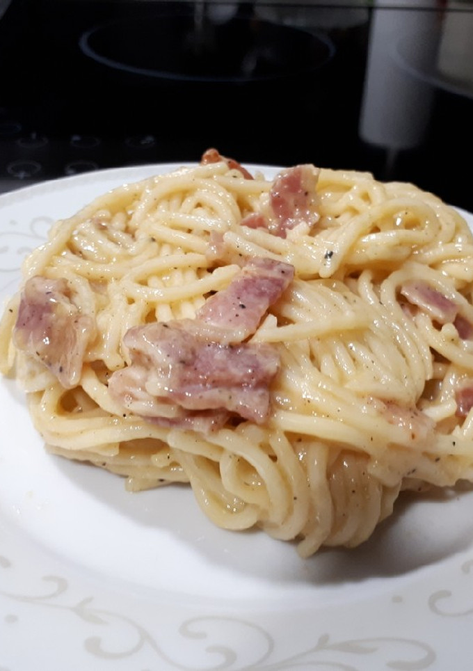 Una foto de Espaguetis a la carbonara estilo mío