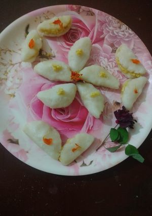 गुड़ खोया पिट्ठा (Gud khoya pitha recipe in hindi) रेसिपी मुख्य फोटो