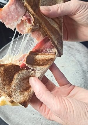 Une photo de Wrap chaud façon croque monsieur