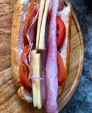 Bánh Mì Thịt Nguội Và Phô Mai Emmental