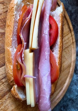 Hình của món Bánh Mì Thịt Nguội Và Phô Mai Emmental.