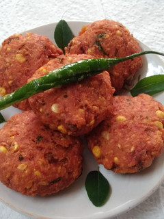 बीटरुट दाळ वडा (beetroot dal vada recipe in marathi) रेसिपी चे मुख्य फोटो 