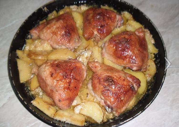 Вкусные куриные бедра в духовке с картошкой. Курица с картошкой в духовке. Курица бедрышки в духовке. Бедро курицы с картошкой в духовке. Бедра запеченные в духовке с картошкой.