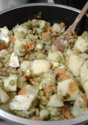 Una foto de Súper Plato de Papas y Arvejas partidas