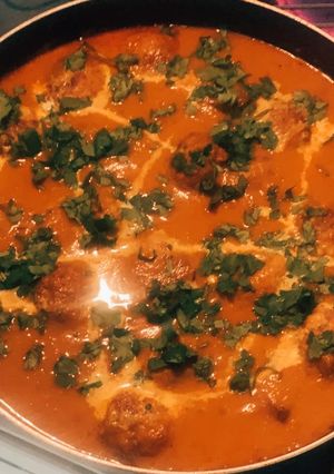 A picture of Malai kofta curry.