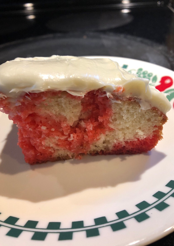 A picture of Cherry 🍒 Poke Cake.