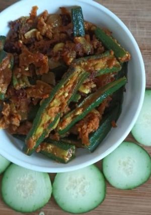 मसाला भेंडी(masala bhindi recipe in hindi) रेसिपी मुख्य फोटो
