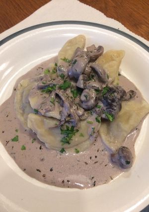 Házi tortellini erdei gombamártással recept fotója