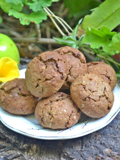 Una foto de Galletas especiadas de avena y harina integral rellenas con manzana🍪