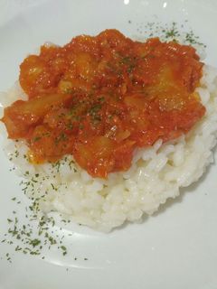 Una foto de Curry de berenjena y tomate en arroz