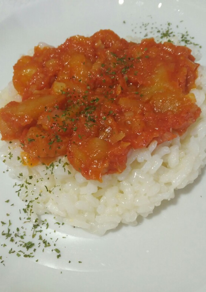 Una foto de Curry de berenjena y tomate en arroz