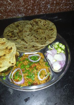 કાઠિયાવાડી ઓળા રોટલા રેસીપી મુખ્ય ફોટો