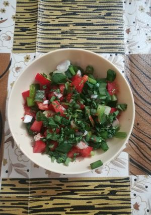 લીલી ડુંગળી અને ટામેટા નું સલાડ (Spring onion and Tomato salad recipe in Gujarati) રેસીપી મુખ્ય ફોટો