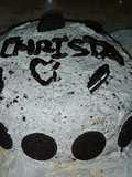 Tarta de turrón cubierta con nata y oreo