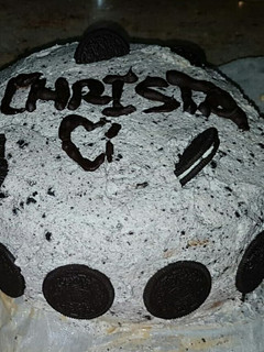 Una foto de Tarta de turrón cubierta con nata y oreo