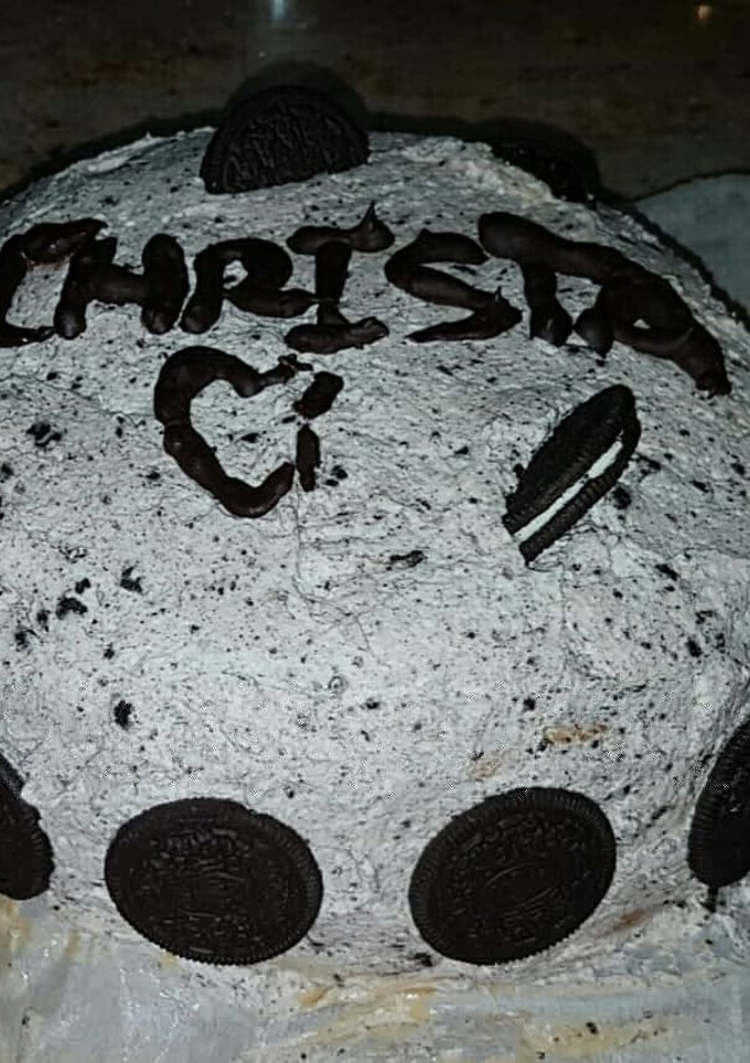 Una foto de Tarta de turrón cubierta con nata y oreo