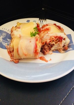 Una foto de Enrrolladitos de lasaña con carne de pavo y salsa blanca