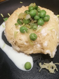 Foto di Nidi di tagliolini fritti con piselli e fonduta al gorgonzola