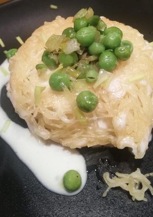 Foto di Nidi di tagliolini fritti con piselli e fonduta al gorgonzola