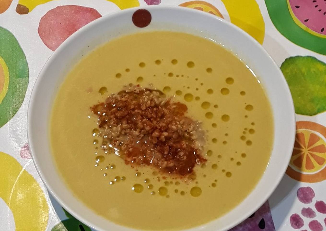 Sopa cremosa de guisantes y verduras al cava