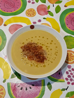 Una foto de Sopa cremosa de guisantes y verduras al cava