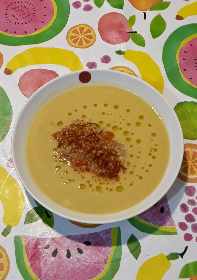 Una foto de Sopa cremosa de guisantes y verduras al cava