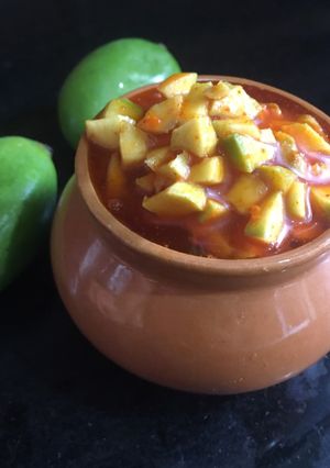 A picture of Kacha aam pickle.