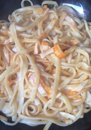 Una foto de Pasta picante con surimi 🍝🌶