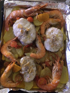 Una foto de Medallones de merluza con gambas y langostino