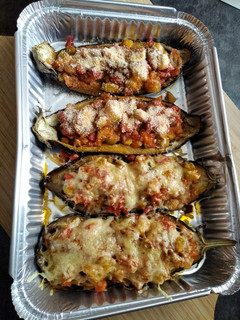 Una foto de Berenjenas rellenas de verduras