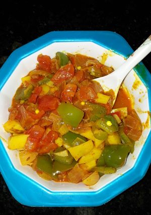 A picture of Aloo and capsicum curry.
